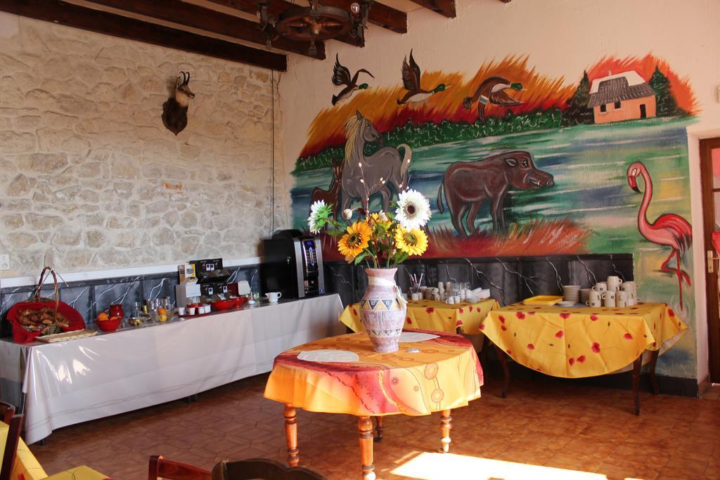 Hotel Restaurant La Camargue Salin-de-Giraud Buitenkant foto